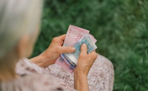 
Тернопільські пенсіонери можуть не хвилюватись: пенсії вони отримають навіть без світла та зв'язку