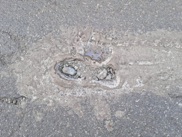 
Сліди на бетоні: у Підгайцях місцеві жителі ціленаправлено пошкодили нове покриття на вулицях міста (фото)