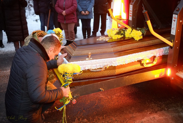
Жителі Кременеччини на колінах зустріли тіло 43-річного захисника з війни (фото)