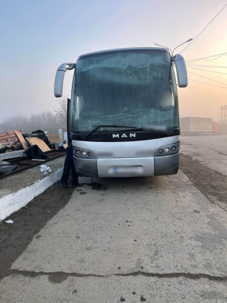 
Автобус, запакований сигаретами, виявили на пункті пропуску “Лужанка”, що на українсько-угорському кордоні (фото, відео)