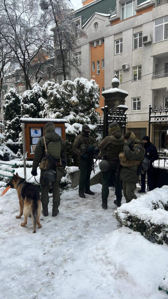 Спецпризначенці обшукують церкву московського патріархату у Львові (фото)
Спецпризначенці обшукують церкву московського патріархату у Львові (фото)