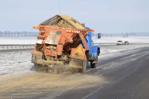 
За два дні на дороги Тернопільщини висипали 460 тонн протиожеледної суміші