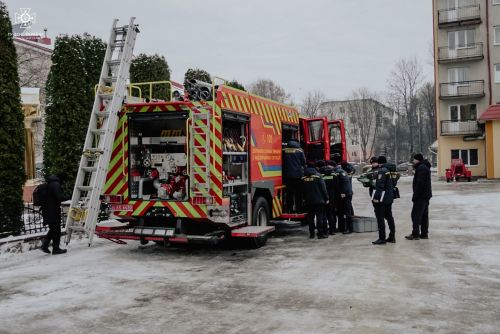 
Пожежні автомобілі з сучасним обладнанням отримали рятувальники в Тернополі (ФОТО)