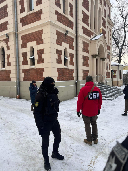 Спецпризначенці обшукують церкву московського патріархату у Львові (фото)
Спецпризначенці обшукують церкву московського патріархату у Львові (фото)