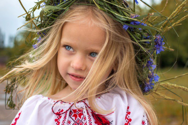 Дитячий традиційний одяг: вишиванки для дівчат