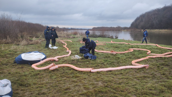 У Дністер потрапили нафтопродукти: рятувальники локалізовують місце забруднення
У Дністер потрапили нафтопродукти: рятувальники локалізовують місце забруднення