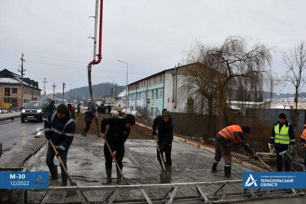 
У Бережанах бетонують частину мосту на автошляху М-30 (ФОТО)
