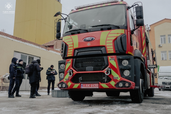 
Пожежні автомобілі з сучасним обладнанням отримали рятувальники в Тернополі (ФОТО)