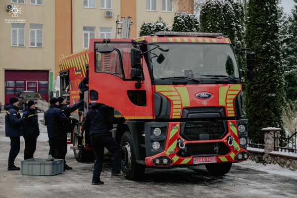 
Пожежні автомобілі з сучасним обладнанням отримали рятувальники в Тернополі (ФОТО)