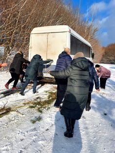 Не було ні солі, ні піску: на Підгаєччині місцеві жителі пхали автобус та вантажівку через слизькі дороги (фото)
Не було ні солі, ні піску: на Підгаєччині місцеві жителі пхали автобус та вантажівку через слизькі дороги (фото)