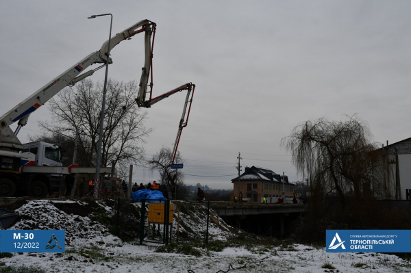 
У Бережанах бетонують частину мосту на автошляху М-30 (ФОТО)