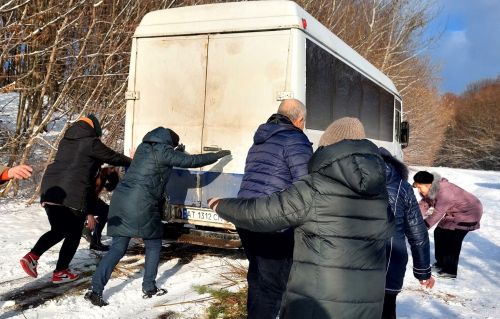 Не було ні солі, ні піску: на Підгаєччині місцеві жителі пхали автобус та вантажівку через слизькі дороги (фото)
Не було ні солі, ні піску: на Підгаєччині місцеві жителі пхали автобус та вантажівку через слизькі дороги (фото)