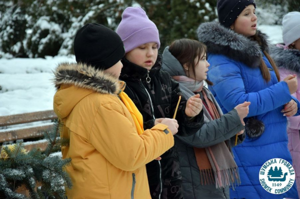 
У Шумську на площі Героїв Майдану замість ялинки встановили різдвяну шопку (фото)