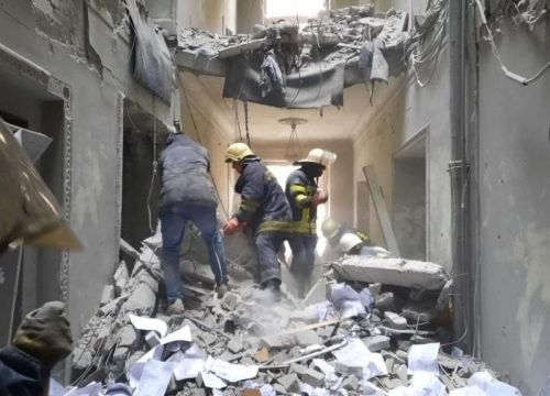 
Російська ракета влучила у житловий будинок Кривого Рогу: з-під завалів дістають людей, є загиблі