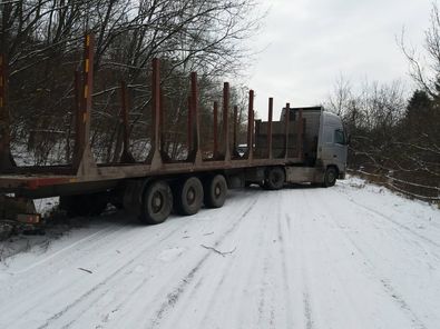 Не було ні солі, ні піску: на Підгаєччині місцеві жителі пхали автобус та вантажівку через слизькі дороги (фото)
Не було ні солі, ні піску: на Підгаєччині місцеві жителі пхали автобус та вантажівку через слизькі дороги (фото)