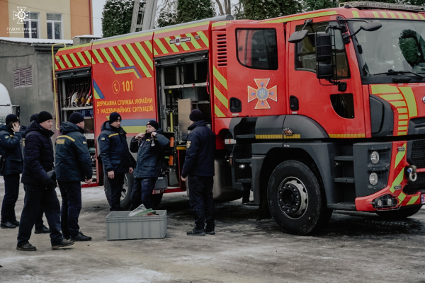 
Пожежні автомобілі з сучасним обладнанням отримали рятувальники в Тернополі (ФОТО)