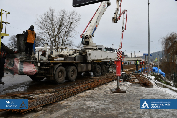 
У Бережанах бетонують частину мосту на автошляху М-30 (ФОТО)