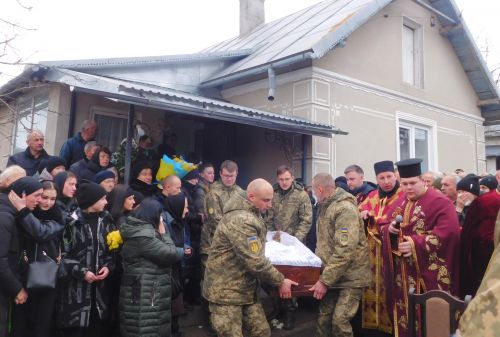 На Зборівщині попрощалися з Героєм Русланом Волошиним (ФОТО)
На Зборівщині попрощалися з Героєм Русланом Волошиним (ФОТО)