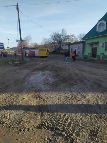 
Завдяки аномальній температурі, у Кременці розпочали ремонт доріг (фото)