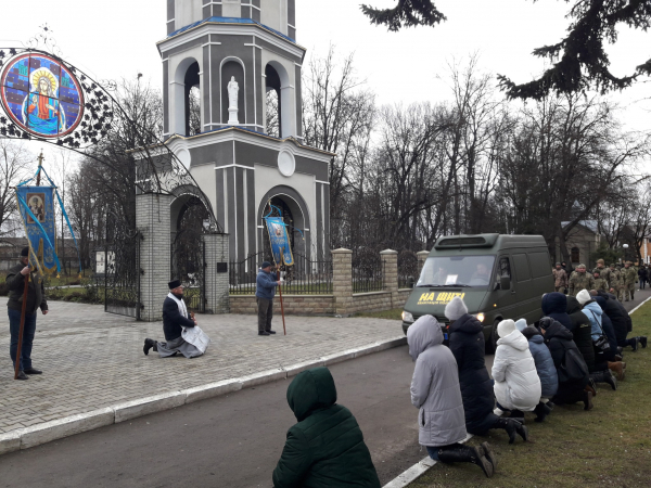 
Загиблого 29-річного воїна Анатолія Пєскова на колінах зустріли у рідному Борщеві (ФОТО)