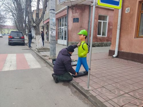 
На Тернопільщині біля переходів встановлюють попереджувальні манекени (фото)