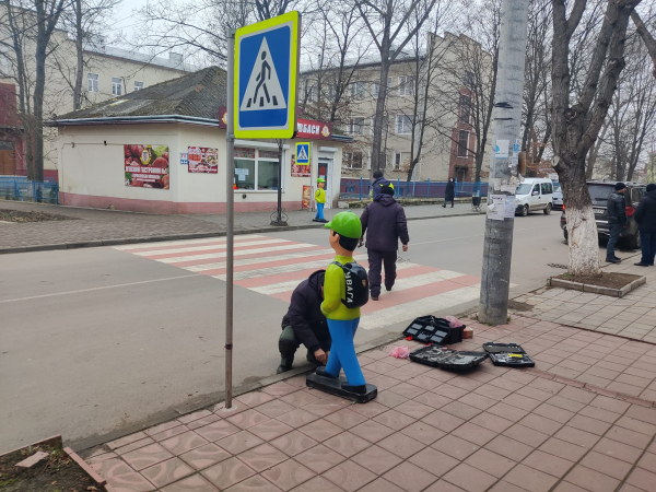 
На Тернопільщині біля переходів встановлюють попереджувальні манекени (фото)