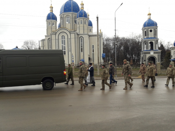 
Загиблого 29-річного воїна Анатолія Пєскова на колінах зустріли у рідному Борщеві (ФОТО)