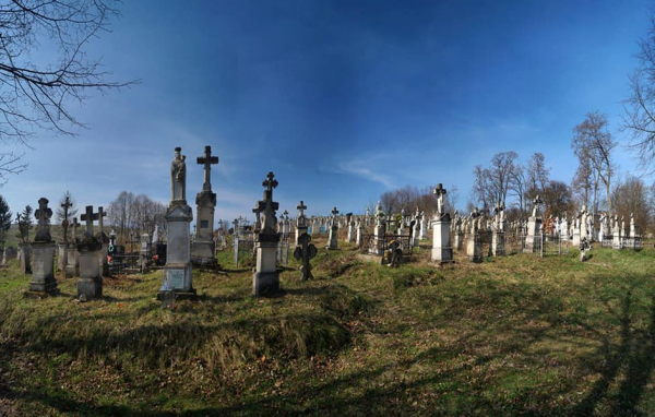 
У селі на Тернопільщині багатих благодійників поховали під сходами церкви (фото)