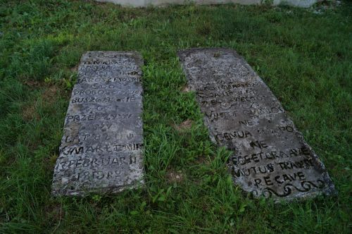 
У селі на Тернопільщині багатих благодійників поховали під сходами церкви (фото)