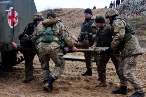 
Україна домовляється з росією про створення гуманітарного коридору для важкопоранених