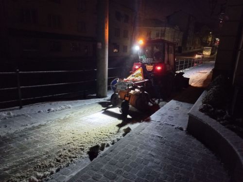 
Спецтехніка протягом ночі посипала тротуари і дороги Тернопільської громади