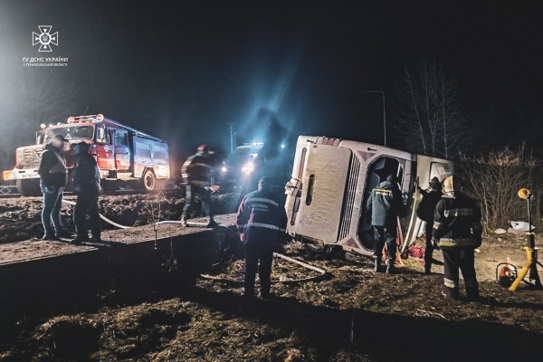 
На Тернопільщині перекинувся автобус, який їхав із Буковелю: загинули 3 людини (фото)