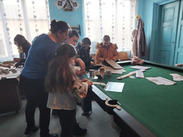 
Окопні свічки для ЗСУ виготовили школярі з Саранчуківської громади (ФОТО)