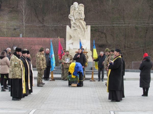 
В останню дорогу провели 36-річного воїна з Кременеччини, якого вважали безвісти зниклим (ФОТО)