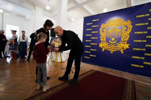 
Звання "Почесний громадянин міста Тернополя" посмертно вручили рідним полеглих на війні захисників (фото)