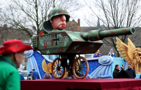 
путін у крові та повільний Шольц: головною темою карнавалу в Німеччині стала війна в Україні (фото, відео)