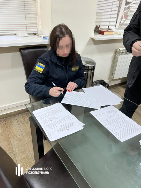 
На Львівській митниці викрили держінспектора, яка допустила ввезення в Україну незаконного товару