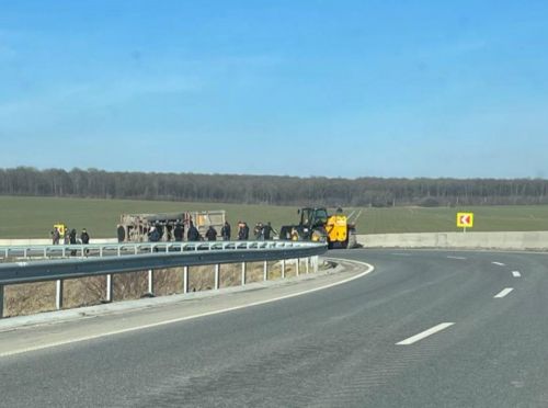 
Поблизу Тернополя перекинулась вантажівка (фото)