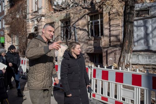 
 Кличко зустрівся з головою МЗС Канади і показав наслідки російських атак: Зброя потрібна якнайшвидше