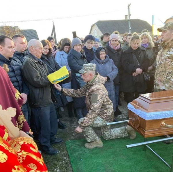 
Більше тисячі людей прийшли попрощатись з воїном-Героєм Василем Шевчуком з Тернопільщини (фото)