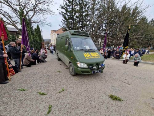 
На Тернопільщині сотні людей на колінах зустрічали свого загиблого Героя (фото)