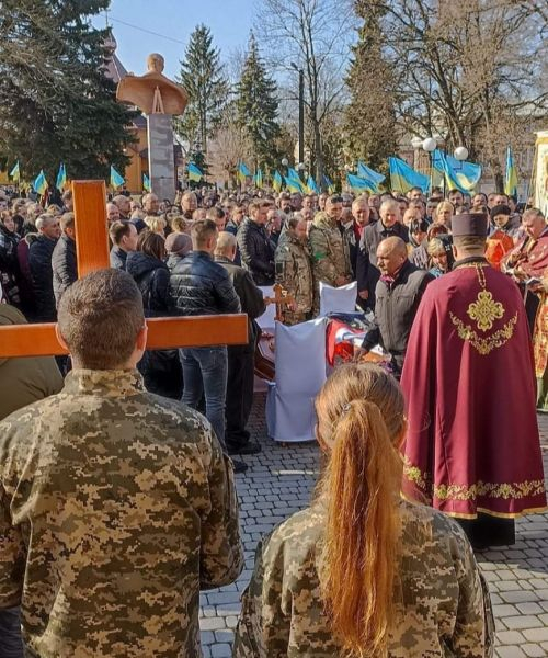 
Більше тисячі людей прийшли попрощатись з воїном-Героєм Василем Шевчуком з Тернопільщини (фото)