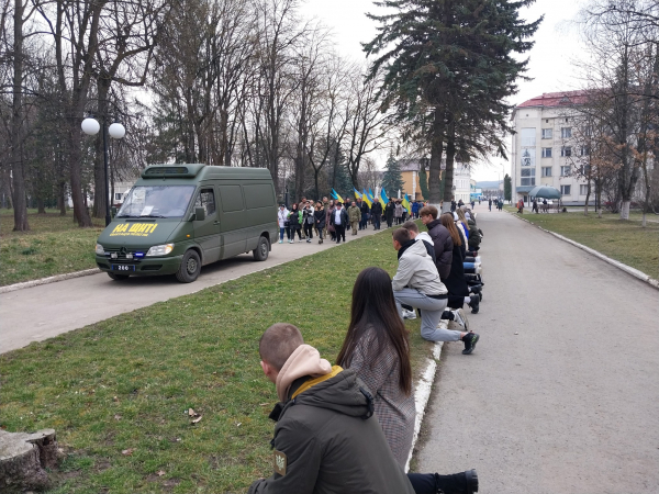 
На Тернопільщині сотні людей на колінах зустрічали свого загиблого Героя (фото)