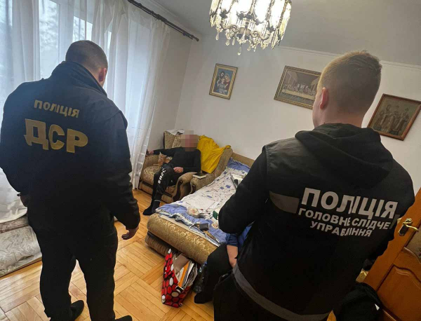 
На Тернопільщині ділки виготовляли «елітний» алкоголь у звичайній ванні (фото)