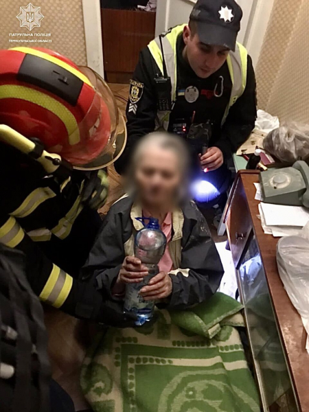 4 дні пролежала в безпорадному стані: у Тернополі рятували бабусю