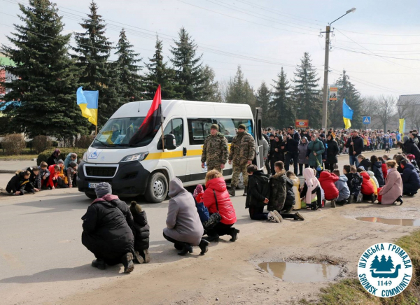 
Жителі Шумщини навколішки зустріли загиблого на війні Михайла Бондарука (фото)