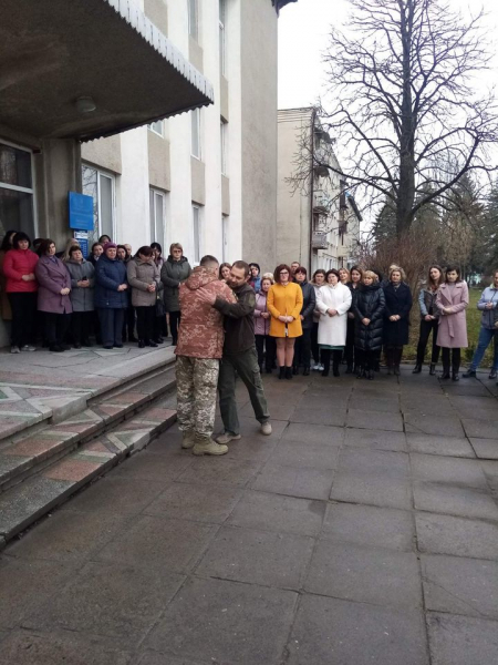 
Підписав контракт із ЗСУ: під час сесії голова Монастириської громади оголосив, що йде воювати (фото)