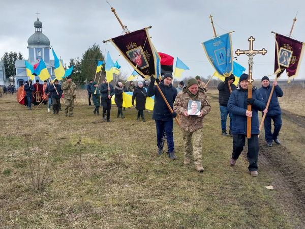 
Лікарі довго боролися за життя воїна: на Козівщині поховали героя Василя Яцика