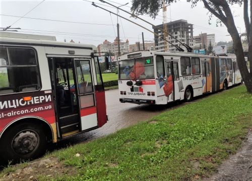 
На масиві "Сонячний" у Тернополі зупинили рух всіх тролейбусів