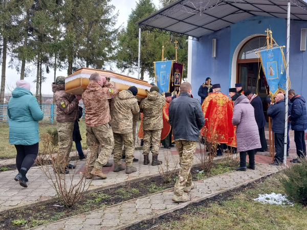 
Лікарі довго боролися за життя воїна: на Козівщині поховали героя Василя Яцика